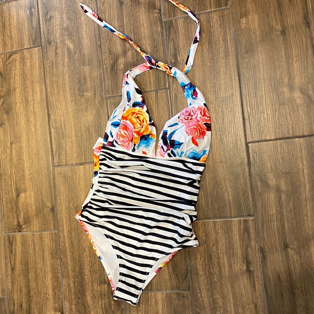 NWT “Cupshe” swimsuit - Picture 1 of 4